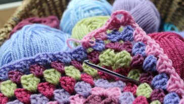 Esse truque simples faz sua tiara de crochê ficar perfeita na cabeça