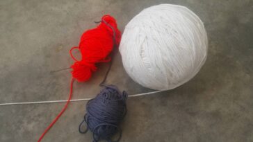 Capa de almofada em crochê com grafismo geométrico simples transforma sua decoração