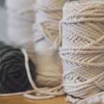 Organizador de parede em crochê com bolsos mantém tudo no lugar com estilo