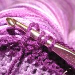 Blusa de crochê lilás com ponto fantasia para dias leves