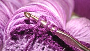 Blusa de crochê lilás com ponto fantasia para dias leves