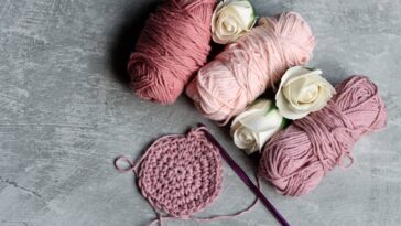 Marca-páginas borboleta em crochê dá charme e cor à sua leitura