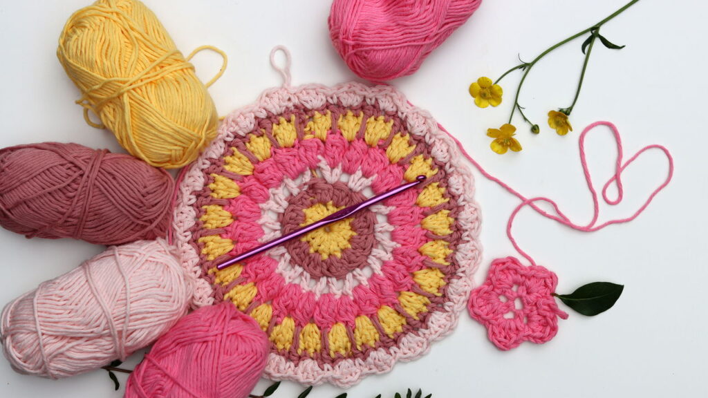 Tapete redondo em crochê com granny square gigante no centro para destacar sua decoração
