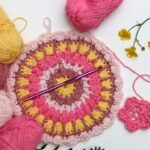 Tapete redondo em crochê com granny square gigante no centro para destacar sua decoração