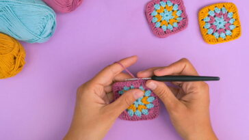 Colete longo em crochê feito com squares modernos para um look estiloso