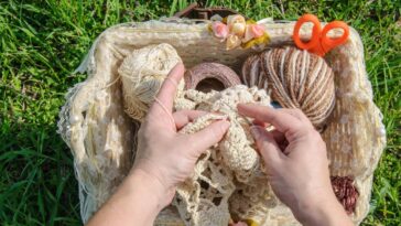 Personagem de crochê inspirado em contos infantis para despertar imaginação e encanto