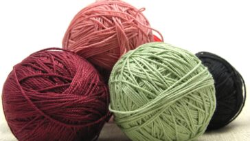 Tutorial de tapete oval de crochê com acabamento em ponto caranguejo