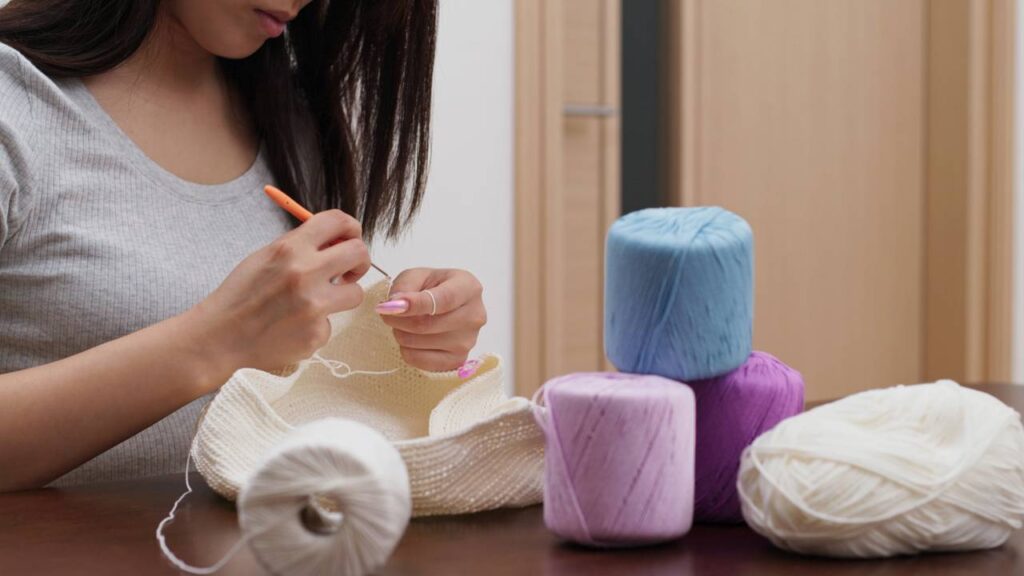 Centro de mesa de crochê com toque rústico e acabamento natural