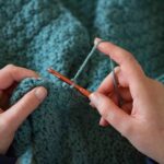 Aplicação de crochê em colchas de retalhos como painel central artesanal
