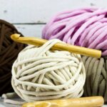 Aprenda a crochetar um poncho com gola alta, quentinho e elegante