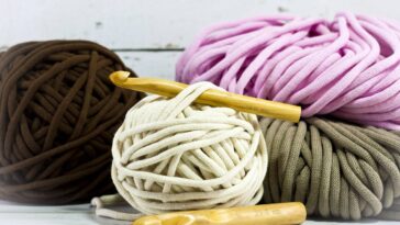 Aprenda a crochetar um poncho com gola alta, quentinho e elegante