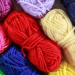 Peças de crochê para neurodiversidade com texturas terapêuticas e acolhedoras