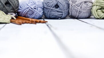 Essa mistura de fios transforma qualquer crochê simples em peça de destaque