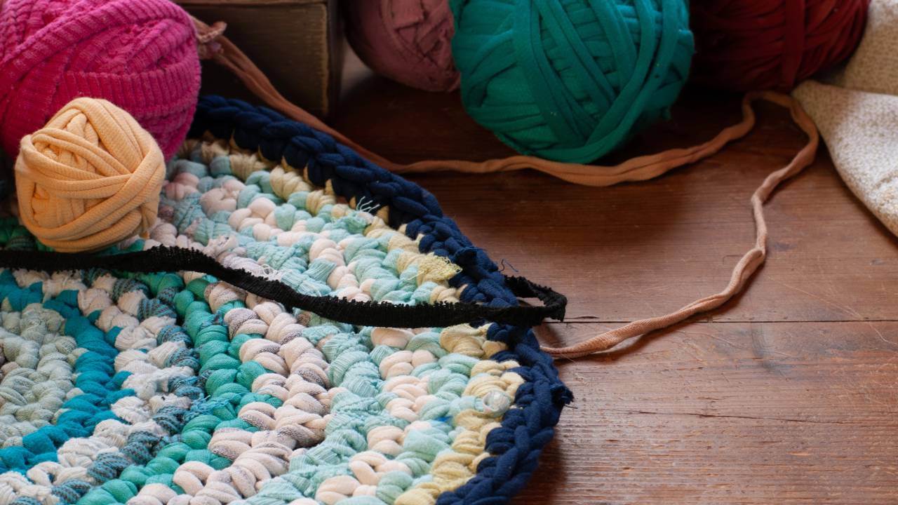 Tapete redondo de crochê em degradê de cores que transforma sua decoração