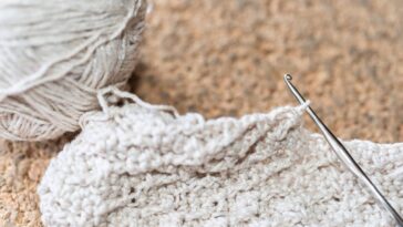 Pelerine de crochê com caimento perfeito e estilo elegante