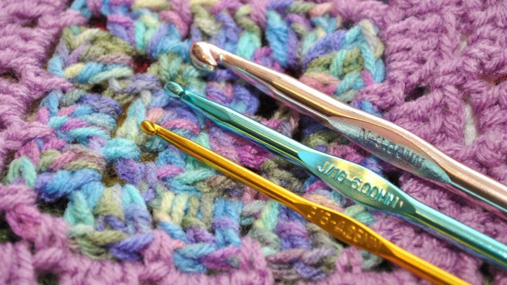 Pulseira de crochê com miçangas une delicadeza e estilo artesanal