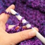 Crochê colaborativo une crocheteiras e transforma mantas em arte coletiva