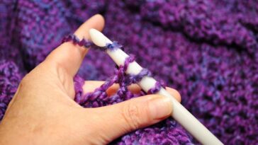 Crochê colaborativo une crocheteiras e transforma mantas em arte coletiva