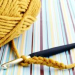 Sandália de bebê em crochê anatômica e confortável para os primeiros passos