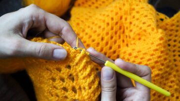 Crochê flexível para criar peças dobráveis e funcionais com estilo artesanal