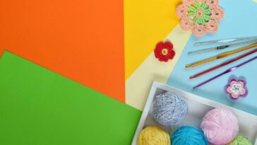 A gola de crochê que impressiona dos dois lados e aquece com estilo