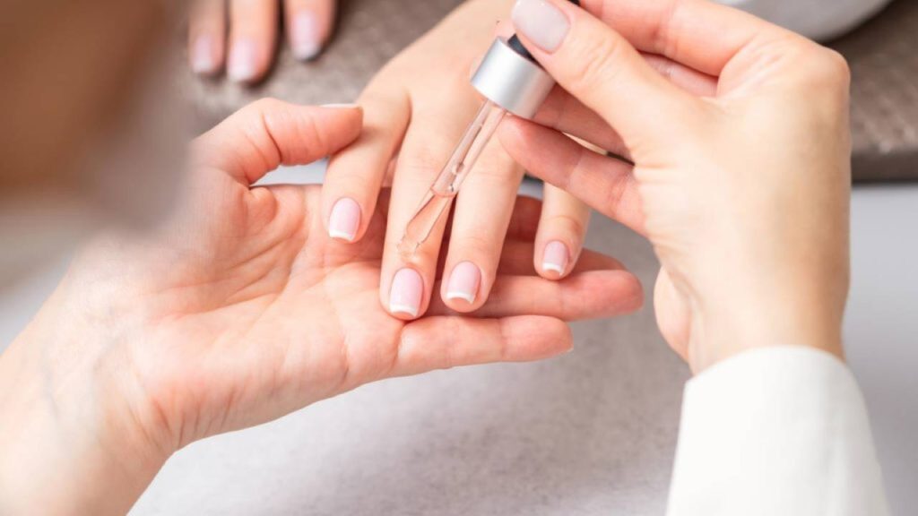 Com poucos minutos por dia, você pode conquistar cutículas macias e mãos impecáveis sem sair de casa – Créditos: depositphotos.com / okskukuruza