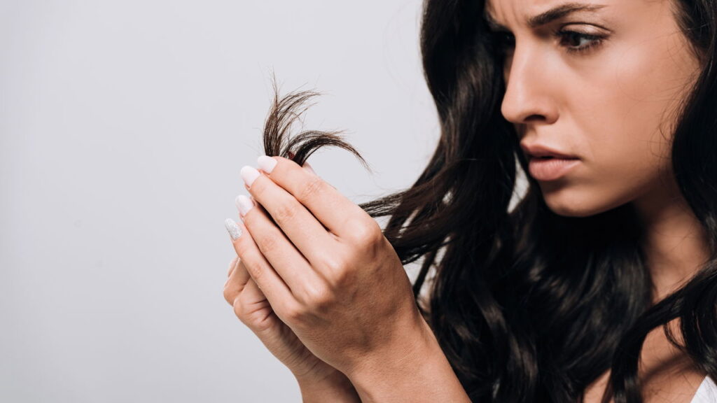 7 hábitos aparentemente saudáveis que podem danificar o cabelo com o tempo