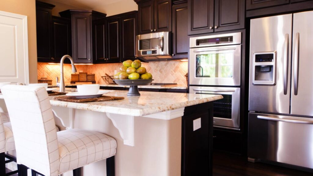 Adeus cores leves, conheça as novas tendências para sua cozinha