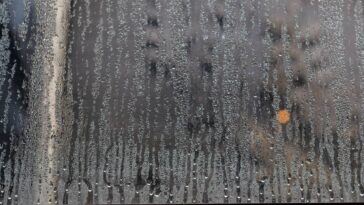 Truques simples para desembaçar os vidros do carro usando o ar-condicionado