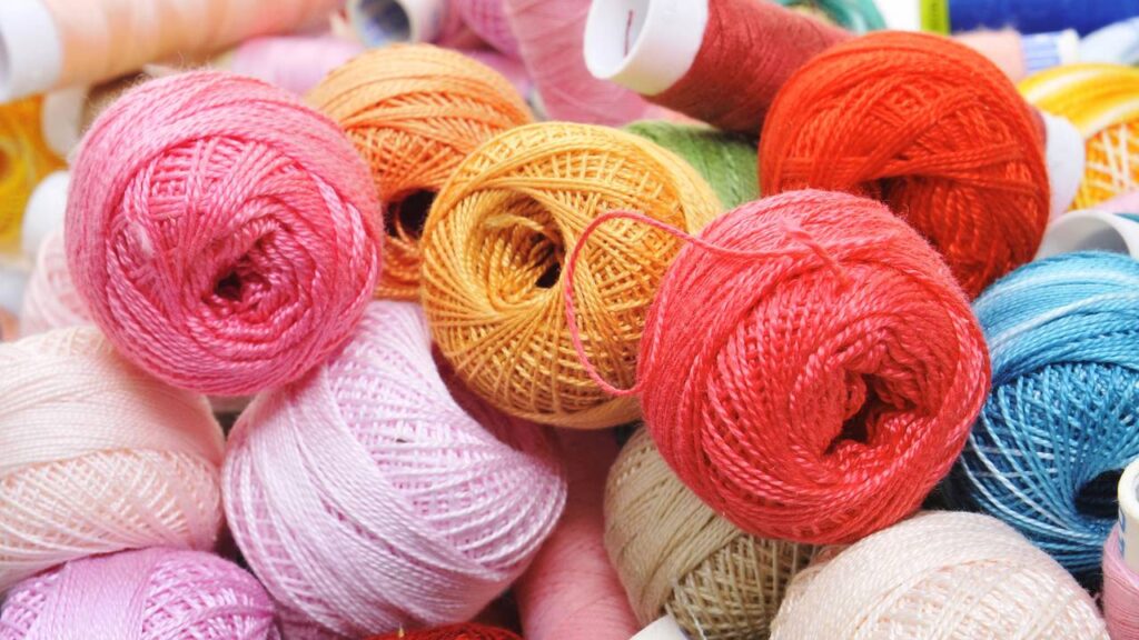 Como montar kits de crochê como presente com fios, agulhas e toques personalizados