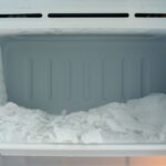 Remova gelo do freezer em minutos usando papel alumínio e economize energia