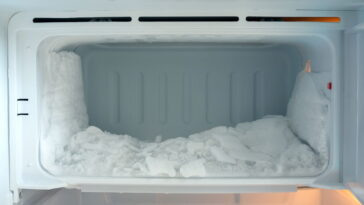 Remova gelo do freezer em minutos usando papel alumínio e economize energia