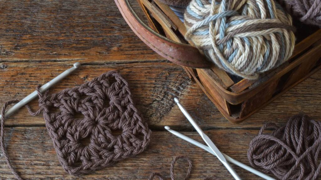 Caminho de mesa de crochê com squares coloridos que alegra e transforma o ambiente