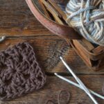 Caminho de mesa de crochê com squares coloridos que alegra e transforma o ambiente