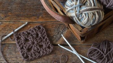 Caminho de mesa de crochê com squares coloridos que alegra e transforma o ambiente