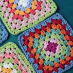 Como fazer blocos de crochê que se transformam em bolsas ou mochilas práticas e estilosas