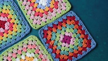 Como fazer blocos de crochê que se transformam em bolsas ou mochilas práticas e estilosas