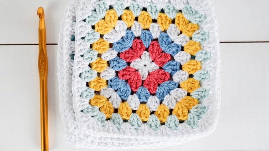 Como fazer blocos de crochê que se transformam em bolsas ou mochilas práticas e estilosas