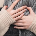 Cachecol de crochê cinza grafite com ponto alto alongado e textura moderna