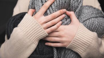 O modelo de tapete em crochê que está aparecendo em lares com décor moderno e artesanal