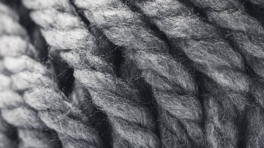 Cachecol de crochê cinza grafite com ponto alto alongado e textura moderna