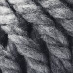 O modelo de tapete em crochê que está aparecendo em lares com décor moderno e artesanal