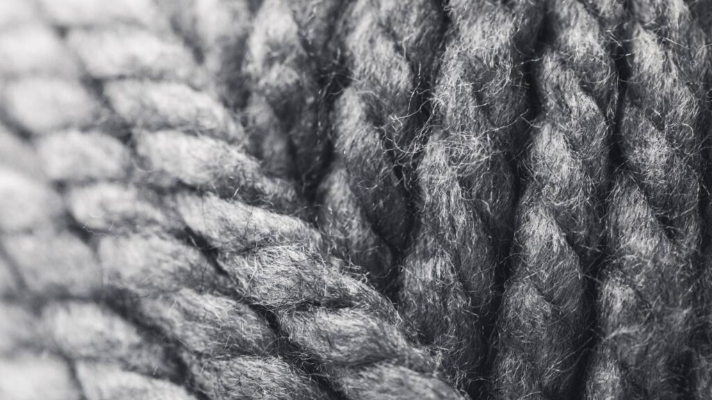 Cachecol de crochê cinza grafite com ponto alto alongado e textura moderna