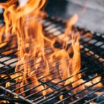 Por que esfregar um dente de alho na grelha antes do churrasco faz diferença
