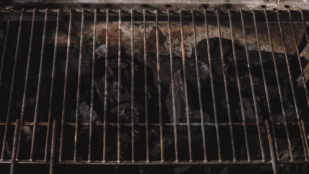 Como limpar a grelha da churrasqueira com apenas um ingrediente simples