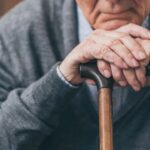 A melhor rotina de banho para idosos que possuem mais de 70 anos