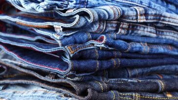 Crocheteiras estão transformando roupas velhas com um truque simples