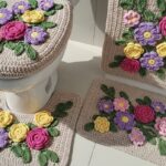 Jogo de banheiro em crochê com flores que transforma o ambiente