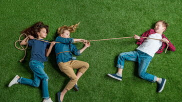 O que realmente causa o suor com cheiro forte em crianças antes dos 10 anos