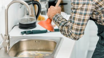 O que você joga na pia pode estar causando um desastre em casa